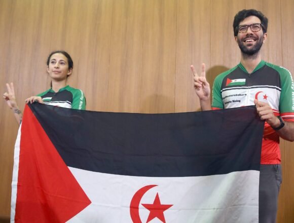 Los activistas suecos llegan a Tinduf en el marco de su largo viaje en bicicleta a los Campamentos de Refugiados Saharauis | Sahara Press Service (SPS)