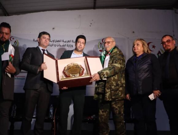 Obsequian al presidente saharaui con un recuerdo simbólico en ocasión del 46 aniversario de la desaparición física de Houari Boumediene | Sahara Press Service (SPS)