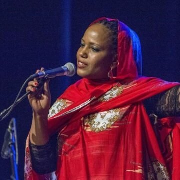 World Music Charts Europe corona el álbum ‘Mawja’, de Aziza Brahim, cantante saharaui, como el mejor disco de ‘world music’ de 2024