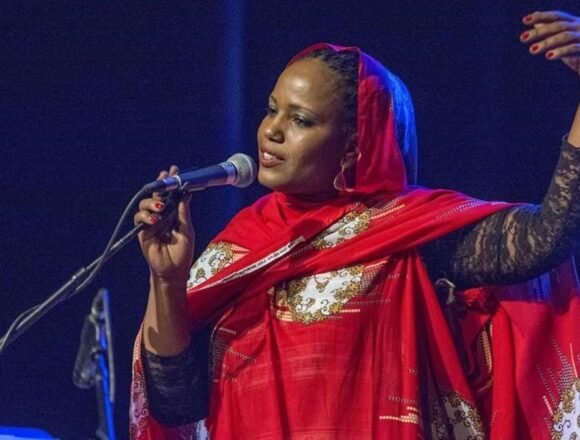 World Music Charts Europe corona el álbum ‘Mawja’, de Aziza Brahim, cantante saharaui, como el mejor disco de ‘world music’ de 2024
