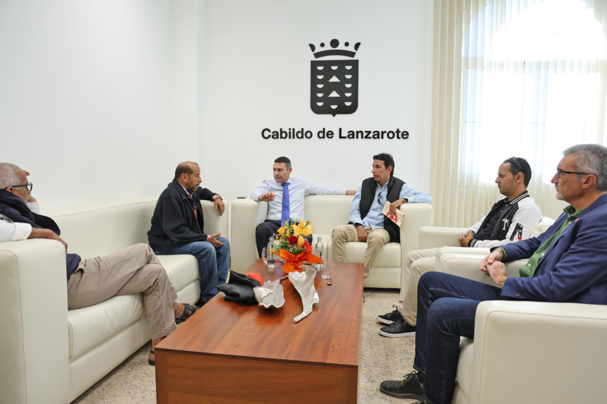 El presidente del Cabildo de Lanzarote recibe a los representantes de la comunidad saharaui – La Voz de Lanzarote