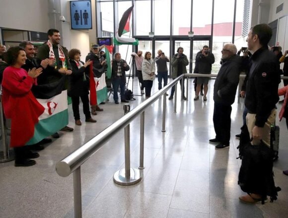 Asociaciones navarras del Sáhara reciben en el aeropuerto a la delegación vasca expulsada por Marruecos de El Aaiún – Noticias de Navarra