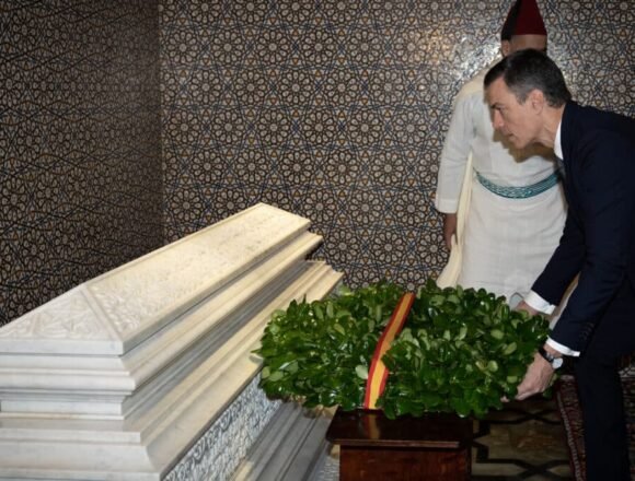 Sánchez visita el Mausoleo de Mohamed V en Rabat (Marruecos) La doble moral de Sánchez: dar lecciones de antifascismo mientras se arrodilla ante Mohamed VI – Taleb Alisalem en EL INDEPENDIENTE
