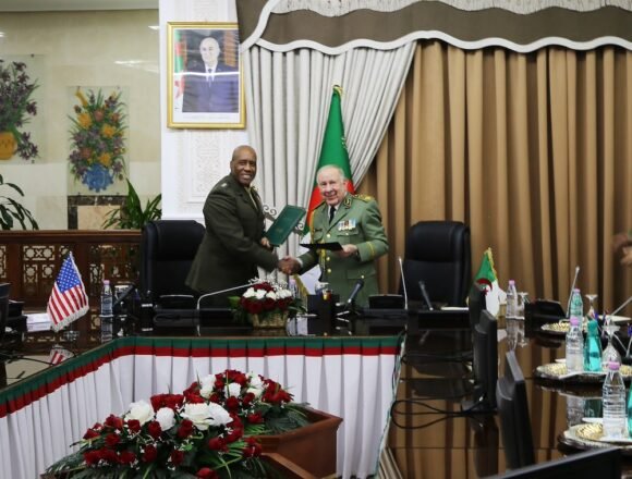 africom-commander-signs-memorandum-of-understanding-with-algerian-ministry-of-national-def El comandante del AFRICOM firma un memorando de entendimiento con el Ministerio de Defensa Nacional de Argelia