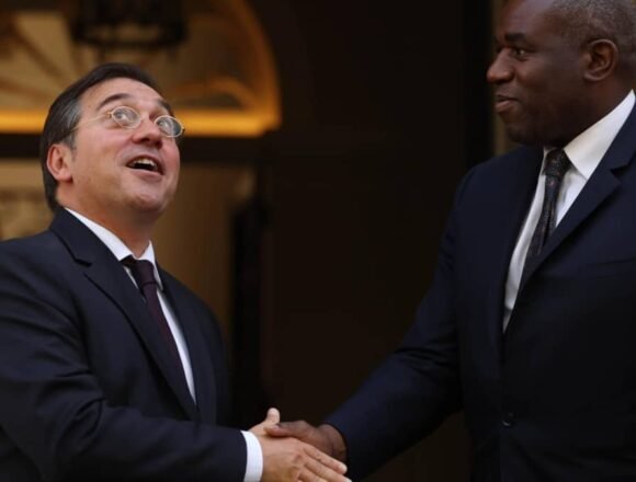 Spain's foreign minister meets British counterpart in London Albares se niega a informar de las conversaciones para la cesión a Marruecos del espacio aéreo del Sáhara
