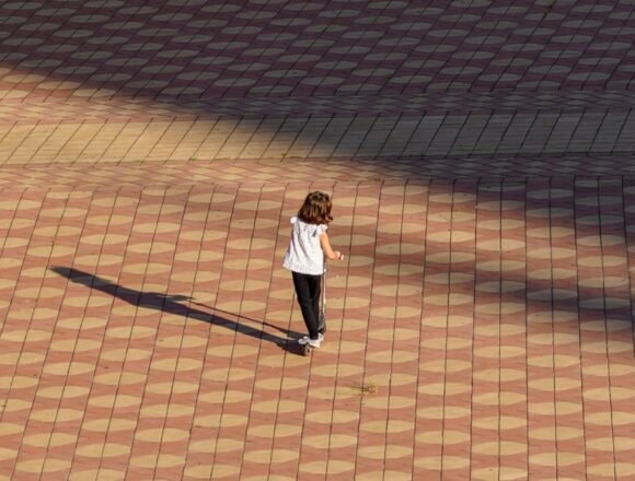 europapress-2954346-nina-jugando-patinete-plaza-espana-dia-despues-gobierno-espana-anunciara-1200x675-1 La niña que jugaba al escondite – Ali Salem Iselmu