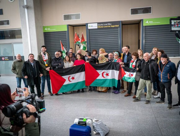 Delegación vasca expulsada de El AAIUN ocupado, a su llegada al aeropuerto de Noáin, califica de «inaceptable» el veto de Marruecos a su presencia en el Sahara