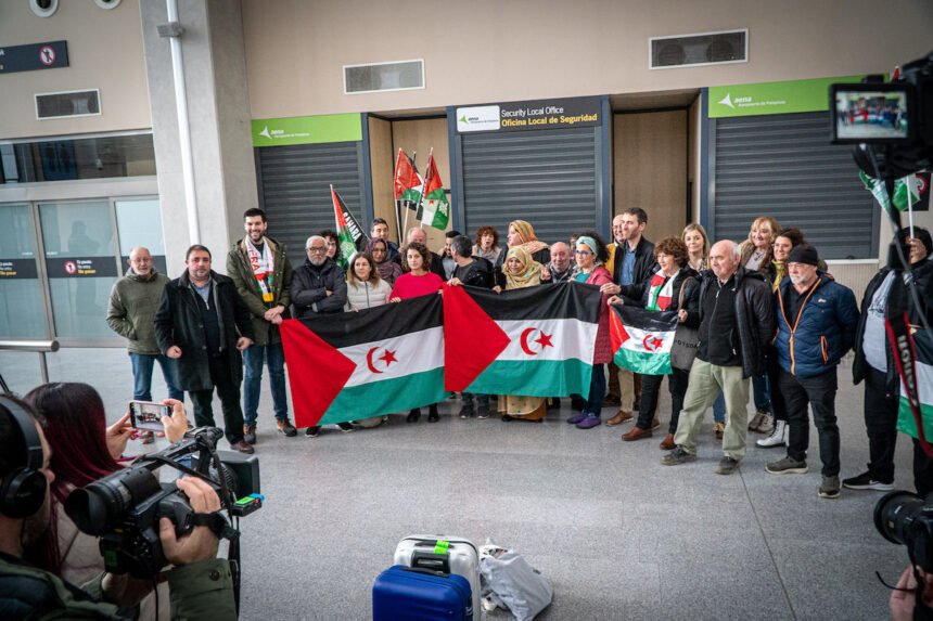 Delegación vasca expulsada de El AAIUN ocupado, a su llegada al aeropuerto de Noáin, califica de «inaceptable» el veto de Marruecos a su presencia en el Sahara