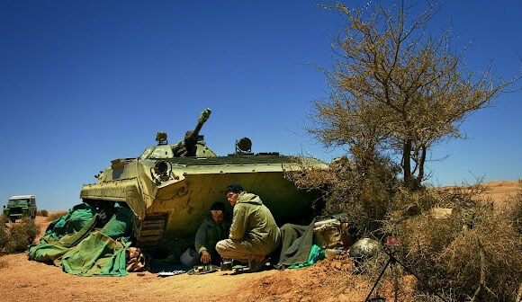 GUERRA DEL SAHARA | La artillería saharaui bombardea enclaves enemigos en los sectores de HAUZA y FARSÌA | Sahara Press Service (SPS)