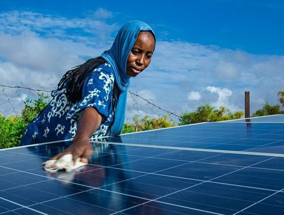 woman_cleaning_a_solar_panel La ONU declara 26 de enero Día Internacional de la Energía Limpia | Sahara Press Service (SPS)