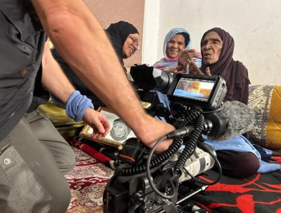 Una profesora y dos estudiantes de la Universidad de Granada ruedan en Mauritania el documental ‘El secreto de la duna de Chinguetti’ – Canal UGR