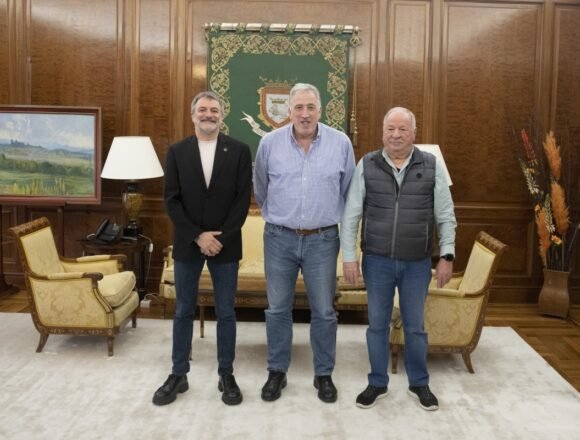 articulos-508495 El alcalde de Pamplona recibe al presidente de la Asociación Navarra de Amigos del Sáhara – Pamplona Actual