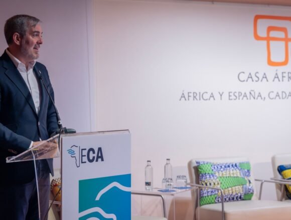El presidente de Canarias, Fernando Clavijo, presenta en «Casa África» el inicio de los trabajos encaminados a contar con una Estrategia Canarias-África, que «apuesta por abrir una etapa de relaciones prioritarias con Marruecos»