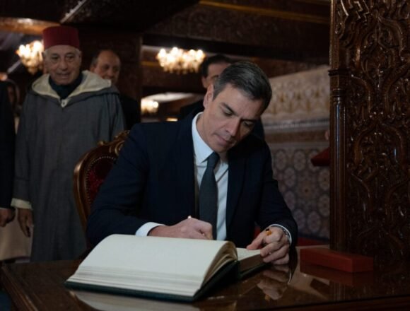 EuropaPress_4962728_presidente_gobierno_pedro_sanchez_firma_libro_oro_visita_mausoleo_mohamed-scaled-e1678448737576-1200x675-1 El Polisario le recrimina a Sánchez su soledad y falta de explicaciones tres años después del giro en el Sáhara