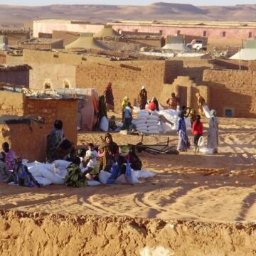 Campamentos de personas refugiadas saharauis | A las inhóspitas condiciones de vida que soportan en Tinduf, se une el daño de los millones de minas que Marruecos ha sembrado en las inmediaciones de los 2.700 kilómetros del muro de la vergüenza