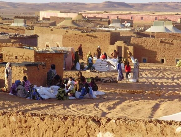 Campamentos de personas refugiadas saharauis | A las inhóspitas condiciones de vida que soportan en Tinduf, se une el daño de los millones de minas que Marruecos ha sembrado en las inmediaciones de los 2.700 kilómetros del muro de la vergüenza