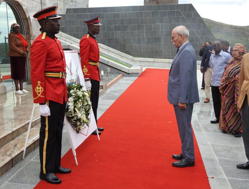 El Presidente de la República visita el Mausoleo de líderes en la capital namibia | Sahara Press Service (SPS)