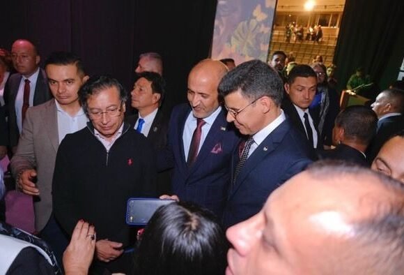 Cálido encuentro entre presidente de Colombia, Gustavo Petro, y enviado especial del Gobierno saharaui | Sahara Press Service (SPS)