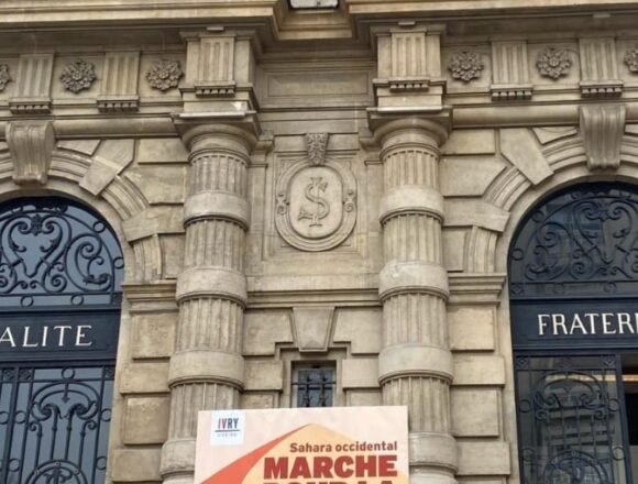 El municipio de Ivry-sur-Seine instala el cartel creado para la Marcha por la Libertad de Ivry-Kenitra, en el Ayuntamiento | Sahara Press Service (SPS)
