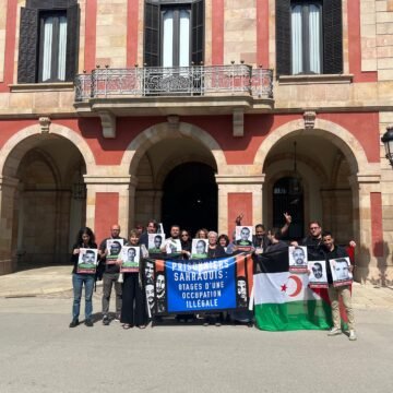 La #MarchaLibertadSaharaui es recibida en la sede del Parlamento catalán