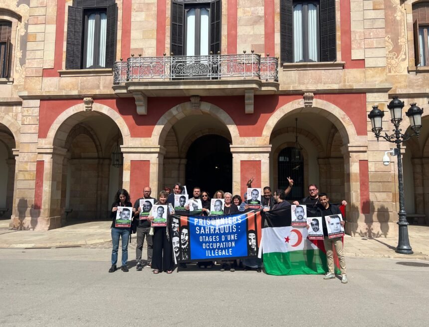 La #MarchaLibertadSaharaui es recibida en la sede del Parlamento catalán