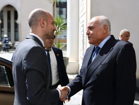Ministro de Exteriores francés llega a Argelia para normalizar las relaciones diplomáticas