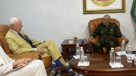 El enviado especial de las Naciones Unidas para el Sahara Occidental, Staffan de Mistura (i), durante su visita hoy sábado a los campamentos de refugiados saharauis en Tinduf El enviado especial de las Naciones Unidas para el Sahara Occidental, Staffan de Mistura (i), durante su visita hoy sábado a los campamentos de refugiados saharauis en Tinduf