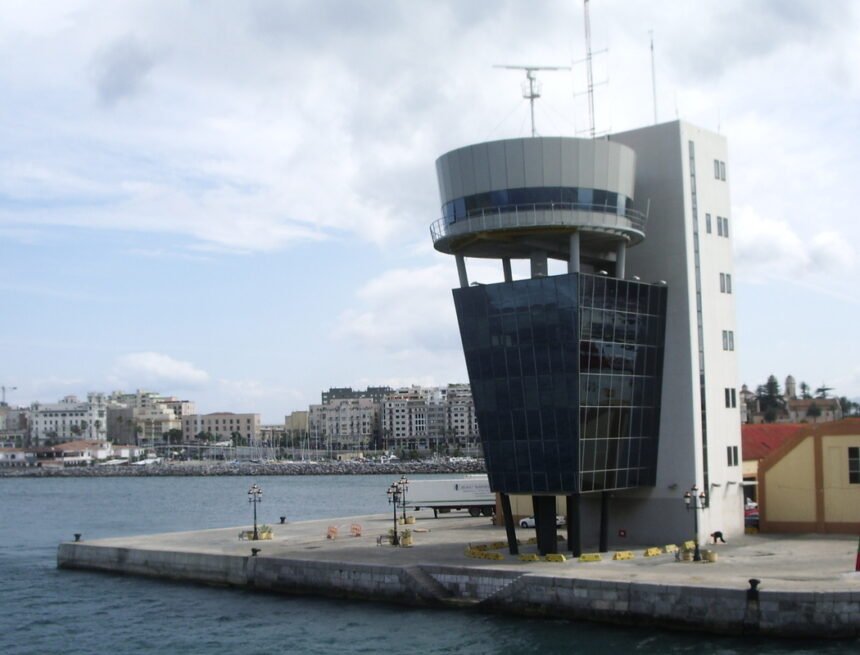 Torre_de_control_del_puerto_de_Ceuta-1-1 Investigan interferencias marroquíes en el puerto de Ceuta – La Gaceta