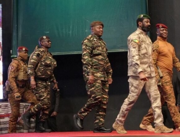 Argelia también llama a consulta a sus embajadores en Bamako y Níger y cierra su espacio aéreo a Malí