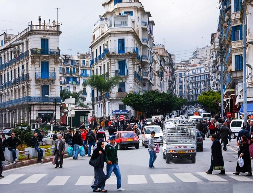 des-citoyens-dans-la-rue-a-alger Índice de Desarrollo Humano (IDH) de 2025: Argelia se sitúa en primer lugar en el norte de África, por delante de Egipto, Marruecos, Túnez, Libia y Mauritania