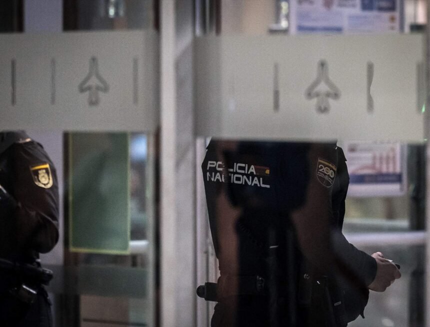 europapress-6739397-varios-agentes-policia-nacional-acceso-terminal-aeropuerto-adolfo-suarez El Gobierno oculta expulsiones de marroquíes al Sáhara Occidental porque perjudica «las relaciones exteriores» | ElNacional-cat