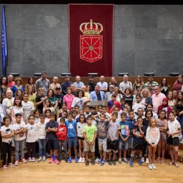 El Parlamento de Navarra recibe a los niños y niñas saharauis que pasan el verano en la Comunidad Foral