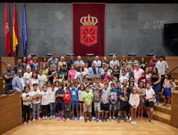 El Parlamento de Navarra recibe a los niños y niñas saharauis que pasan el verano en la Comunidad Foral