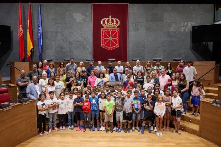 El Parlamento de Navarra recibe a los niños y niñas saharauis que pasan el verano en la Comunidad Foral
