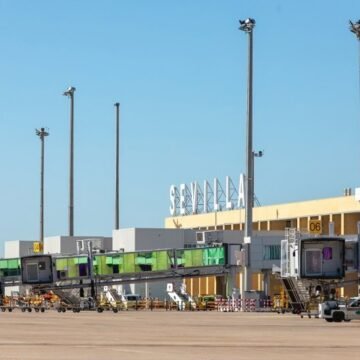 VACACIONES EN PAZ 2025 EN MARCHA | El aeropuerto de Sevilla acoge la operativa del programa ‘Vacaciones en Paz’ para 540 niños refugiados saharauis