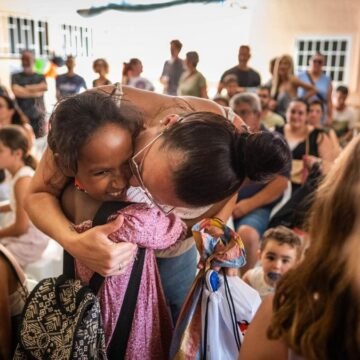 CANARIAS SÁHARA | Más de cien niños y niñas saharauis llegan a Canarias para abrazar a sus familias de verano