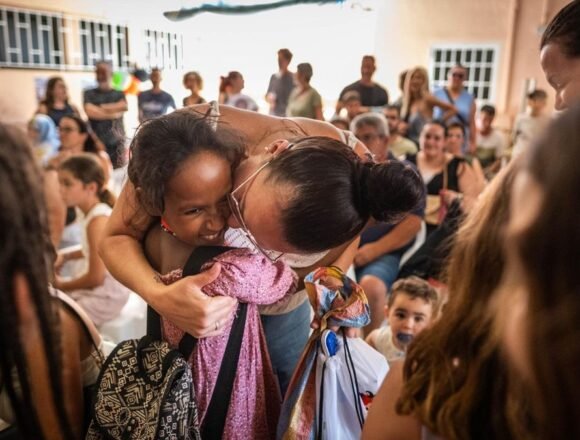 CANARIAS SÁHARA | Más de cien niños y niñas saharauis llegan a Canarias para abrazar a sus familias de verano
