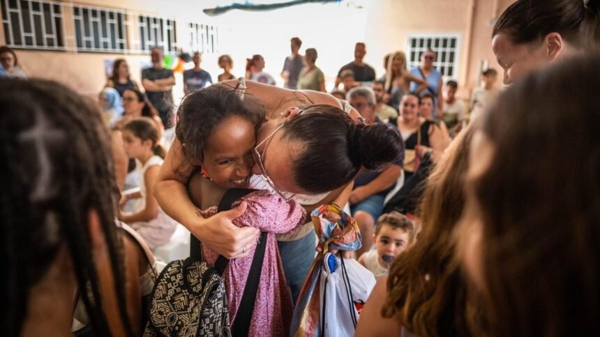 CANARIAS SÁHARA | Más de cien niños y niñas saharauis llegan a Canarias para abrazar a sus familias de verano