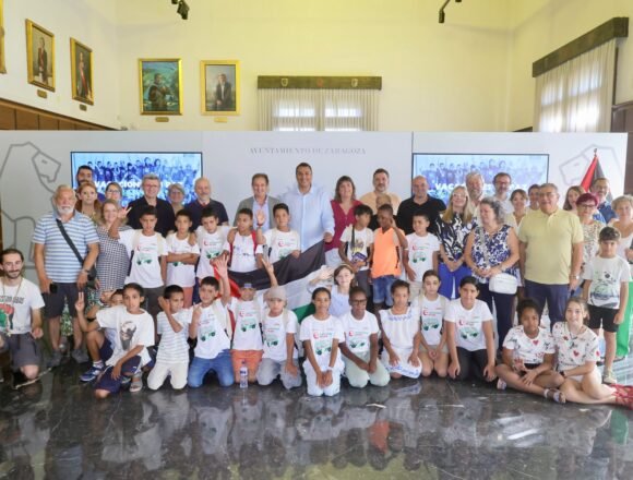 Piscina, patatas fritas y pintar: Lo que más «les gusta» hacer a los niños saharauis de «vacas» en Zaragoza