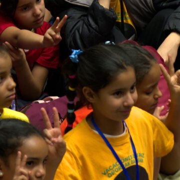 Caluroso recibimiento del centenar de niños y niñas saharauis que vienen a Navarra con el programa «Vacaciones en Paz»