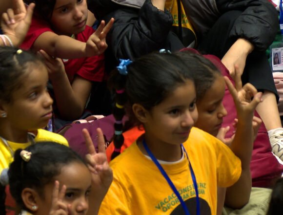 F7BCEA16-6EC1-4D12-8AC97EC382FF04FA Caluroso recibimiento del centenar de niños y niñas saharauis que vienen a Navarra con el programa «Vacaciones en Paz»