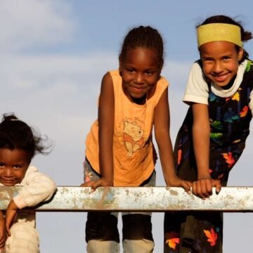 Llegan a Extremadura los niños y niñas saharahuis acogidos al proyecto “Vacaciones en Paz” – Onda Cero Sur Extremadura
