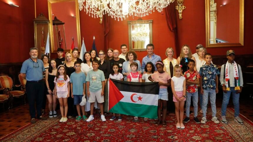 El Concello recibe a los niños saharauis y los invita a divertirse en las Festas do Apóstolo – La Voz / Santiago