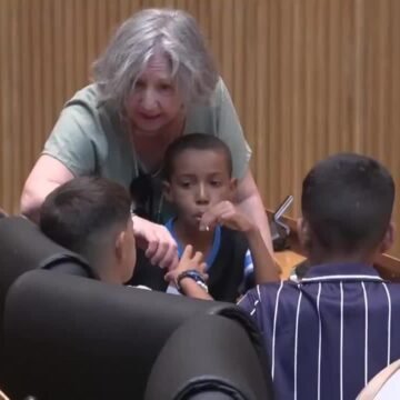 El Congreso recibe a medio centenar de niños saharauis del programa ‘Vacaciones en paz’, en un acto donde políticos de Sumar y del PP han instado a trabajar por la libertad del Sáhara Occidental – ABC