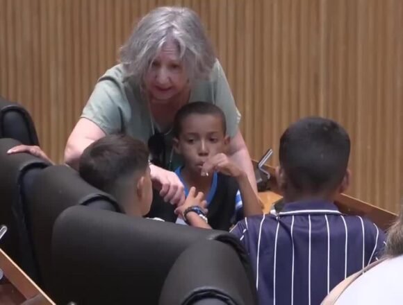 VIDEO-congreso-recibe-medio-centenar El Congreso recibe a medio centenar de niños saharauis del programa ‘Vacaciones en paz’, en un acto donde políticos de Sumar y del PP han instado a trabajar por la libertad del Sáhara Occidental – ABC