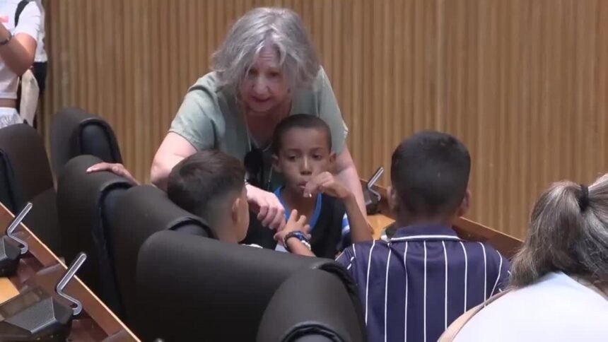 El Congreso recibe a medio centenar de niños saharauis del programa ‘Vacaciones en paz’, en un acto donde políticos de Sumar y del PP han instado a trabajar por la libertad del Sáhara Occidental – ABC