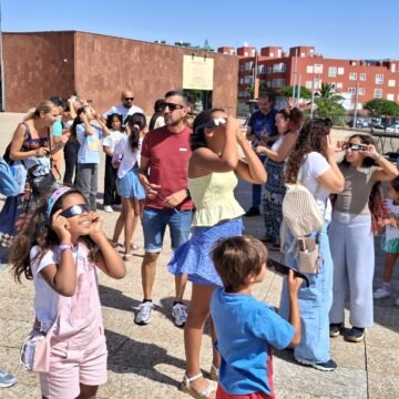 VACACIONES EN PAZ 2025 | El IAC y el Museo de la Ciencia y el Cosmos abren sus puertas a las niñas y niños saharauis y sus familias de acogida en Tenerife