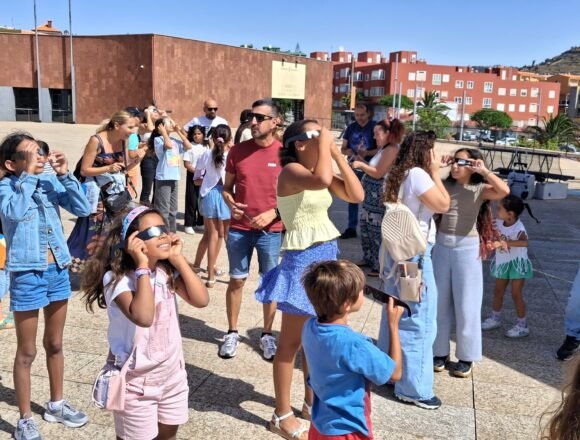 WhatsApp20Image202025-07-2920at2017.13.59 VACACIONES EN PAZ 2025 | El IAC y el Museo de la Ciencia y el Cosmos abren sus puertas a las niñas y niños saharauis y sus familias de acogida en Tenerife
