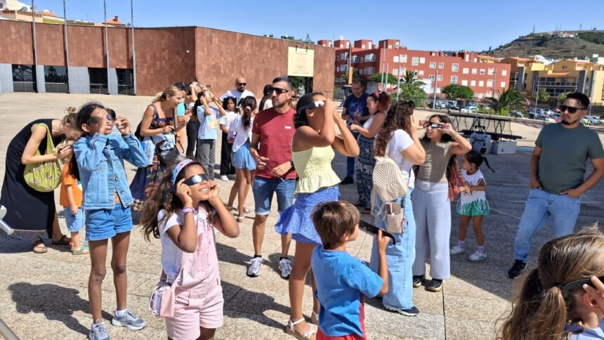 VACACIONES EN PAZ 2025 | El IAC y el Museo de la Ciencia y el Cosmos abren sus puertas a las niñas y niños saharauis y sus familias de acogida en Tenerife