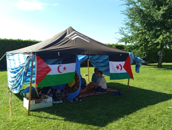 aspace-vacaciones-en-paz-una-vez-que-todo-estuvo-listo-en-la-jaima-este-espacio-congrego-a-usuarios-de-aspace-y-ninos-saharauis-en-una-manana-de-fiesta Aspace Huesca sigue tejiendo hilos de colores junto al programa Vacaciones en Paz